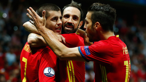 Morata celebra con Juanfran y Cesc su primer gol a Turquía en la Eurocopa. REUTERS/Eddie Keogh Morata celebra con Juanfran y Cesc su primer gol a Turquía en la Eurocopa. REUTERS/Eddie Keogh
