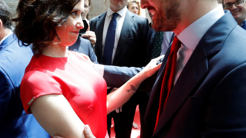 19/08/2019 - Isabel Díaz Ayuso, es felicitada por el presidente del PP, Pablo Casado, tras tomar posesión de su cargo como presidenta de la Comunidad de Madrid. EFE / Juan Carlos Hidalgo