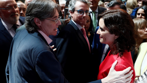 19/08/2019 - Isabel Díaz Ayuso es felicitada por la portavoz de Mas Madrid en el Ayuntamiento, Marta Higueras, tras tomar posesión de su cargo como presidenta de la Comunidad de Madrid. EFE/Marisca