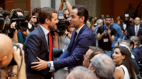 19/08/2019 - El presidente del PP, Pablo Casado, saluda al líder regional de Ciudadanos, Igancio Aguado, en presencia de la portavoz de Vox en Madrid, Rocío Monasterio, a su llegada este lunes a la Real Casa de Correos de Madrid, sede del g