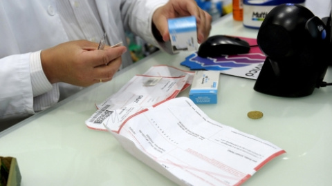 Un farmacéutico dispensa una receta de pensionista con el copago. EFE Un farmacéutico dispensa una receta de pensionista con el copago. EFE