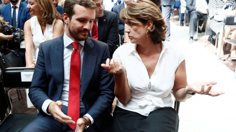 19/08/2019 - El presidente del PP, Pablo Casado, conversa con la ministra de Justicia en funciones, Dolores Delgado, a su llegada este lunes a la Real Casa de Correos de Madrid. EFE/Mariscal