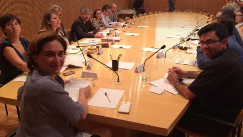 Imagen de la Comisión Mixta de Prevención de Desahucios, del Ayuntamiento de Barcelona, presidida por Ada Colau. TWITTER Imagen de la Comisión Mixta de Prevención de Desahucios, del Ayuntamiento de Barcelona, presidida por Ada Colau. TWITTER