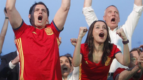 El candidato de Ciudadanos a la presidencia del Gobierno, Albert Rivera, junto a Inés Arrimadas, sigue el partido de la Eurocopa entre España y Turquía a través de la pantalla gigante instalada junto al Arco de Triunfo de Barcelona. EFE/Mar El candidato de Ciudadanos a la presidencia del Gobierno, Albert Rivera, junto a Inés Arrimadas, sigue el partido de la Eurocopa entre España y Turquía a través de la pantalla gigante instalada junto al Arco de Triunfo de Barcelona. EFE/Mar