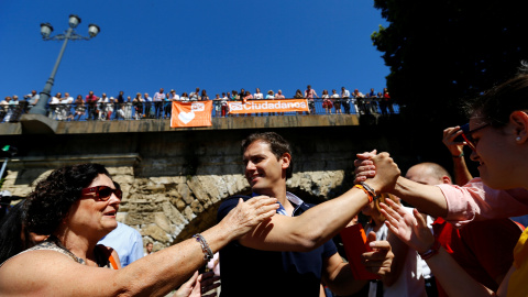 El líder de Ciudadanos, Albert Rivera, saluda a sus simpatizantes em su mitin en Sevilla. REUTERS/Marcelo del Pozo El líder de Ciudadanos, Albert Rivera, saluda a sus simpatizantes em su mitin en Sevilla. REUTERS/Marcelo del Pozo