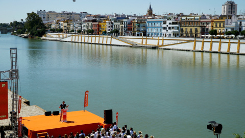 El líder de Ciudadanos, Albert Rivera, durante su mitin en Sevilla junto al río Guadalquivir. REUTERS/Marcelo del Pozo El líder de Ciudadanos, Albert Rivera, durante su mitin en Sevilla junto al río Guadalquivir. REUTERS/Marcelo del Pozo