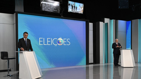 El presidente brasileño y candidato a la reelección Jair Bolsonaro y el ex presidente brasileño (2003-2010) y candidato por el Partido de los Trabajadores (PT) Luiz Inácio Lula da Silva se preparan antes del inicio de el debate televisivo e El presidente brasileño y candidato a la reelección Jair Bolsonaro y el ex presidente brasileño (2003-2010) y candidato por el Partido de los Trabajadores (PT) Luiz Inácio Lula da Silva se preparan antes del inicio de el debate televisivo e