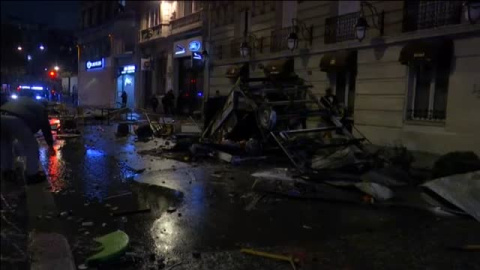 El centro de ParÃ­s, arrasado tras la batalla campal por la subida de los carburantes
