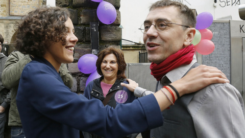 El cofundador de Podemos Juan Carlos Monedero, junto a la candidata al Congreso por Gipuzkoa, Nagua Alba, en un acto electoral de la coalición Unidos Podemos en San Sebastián. EFE/Gorka Estrada El cofundador de Podemos Juan Carlos Monedero, junto a la candidata al Congreso por Gipuzkoa, Nagua Alba, en un acto electoral de la coalición Unidos Podemos en San Sebastián. EFE/Gorka Estrada