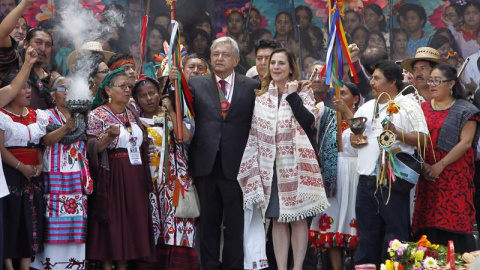El presidente de México, Andrés Manuel López Obrador (c-i)recibe junto a su esposa, Beatriz Gutiérrez Müller, (c-d), el Bastón de Mando por parte de los representantes de los pueblos indígenas de México hoy, en Ciudad de México (México). El El presidente de México, Andrés Manuel López Obrador (c-i)recibe junto a su esposa, Beatriz Gutiérrez Müller, (c-d), el Bastón de Mando por parte de los representantes de los pueblos indígenas de México hoy, en Ciudad de México (México). El