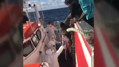 Los 11 inmigrantes rescatados por el pesquero Nuestra Madre Loreto son trasladados a Malta. Los 11 inmigrantes rescatados por el pesquero Nuestra Madre Loreto son trasladados a Malta.