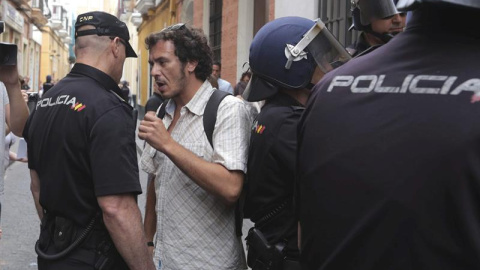 l alcalde Cádiz, José María González, "Kichi", habla con uno de los agentes de la Policía Nacional durante el desalojo llevado a cabo hoy de una familia que vivía en una casa en Cádiz en régimen de alquiler, en un intento de mediar y ha con l alcalde Cádiz, José María González, "Kichi", habla con uno de los agentes de la Policía Nacional durante el desalojo llevado a cabo hoy de una familia que vivía en una casa en Cádiz en régimen de alquiler, en un intento de mediar y ha con