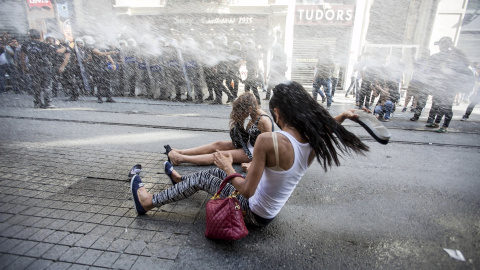 Activistas LGTB huyen Estambul, Turquía. REUTERS Activistas LGTB huyen Estambul, Turquía. REUTERS