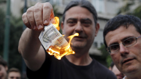 Dos personas queman unos billetes de euro en una manifestación anti austeridad frente a las oficinas de la Comisión Europea en Bruselas. REUTERS/Alkis Konstantinidis Dos personas queman unos billetes de euro en una manifestación anti austeridad frente a las oficinas de la Comisión Europea en Bruselas. REUTERS/Alkis Konstantinidis
