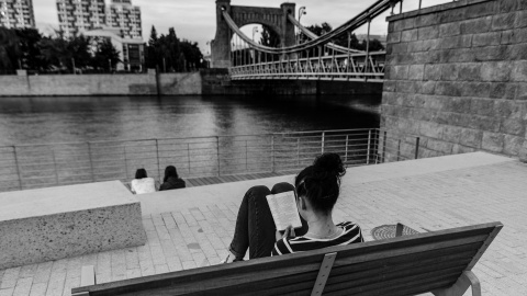 Mujer leyendo en un banco. Mujer leyendo en un banco.