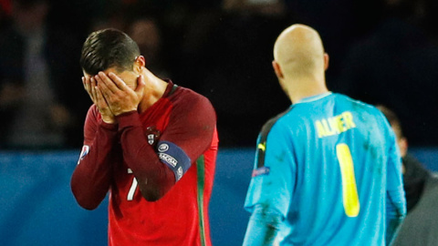 Cristiano Ronaldo se lamenta tras fallar el penalti ante Austria. REUTERS/John Sibley Cristiano Ronaldo se lamenta tras fallar el penalti ante Austria. REUTERS/John Sibley