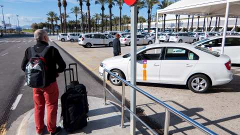 Pasajeros a su llegada este domingo al aeropuerto de Palma de Mallorca. Pasajeros a su llegada este domingo al aeropuerto de Palma de Mallorca.