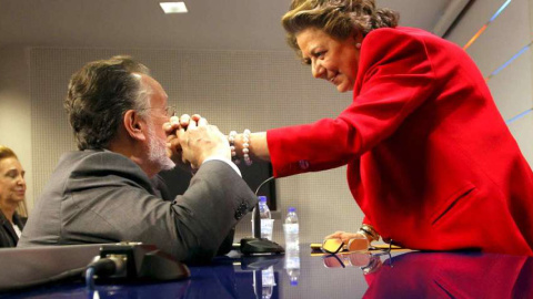 Foto de archivo de Rita Barberá saludando a Alfonso Grau. EFE Foto de archivo de Rita Barberá saludando a Alfonso Grau. EFE