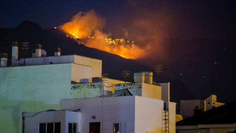 Las llamas y el humo se extienden por los montes cercanos a la localidad de Agaete.- REUTERS BORJA SUAREZ Las llamas y el humo se extienden por los montes cercanos a la localidad de Agaete.- REUTERS BORJA SUAREZ