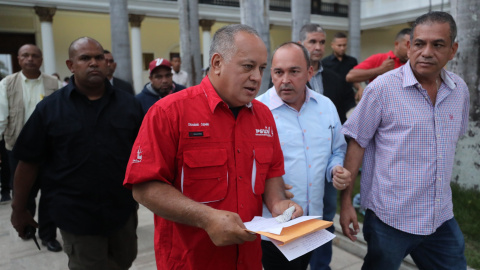 12/08/2019.- El jefe de la Asamblea Nacional Constituyente (ANC), Diosdado Cabello (c), sale tras una sesión de la ANC este lunes, en Caracas (Venezuela). La Asamblea Nacional Constituyente (ANC) de Venezuela, integrada solo por oficialista 12/08/2019.- El jefe de la Asamblea Nacional Constituyente (ANC), Diosdado Cabello (c), sale tras una sesión de la ANC este lunes, en Caracas (Venezuela). La Asamblea Nacional Constituyente (ANC) de Venezuela, integrada solo por oficialista