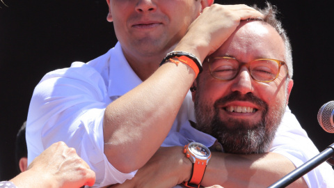 El presidente de Ciudadanos (C's) y candidato a la presidencia del Gobierno, Albert Rivera, junto al cabeza de lista por Barcelona, Juan Carlos Girauta, durante su intervención en el acto central de campaña del partido naranja en el madrile El presidente de Ciudadanos (C's) y candidato a la presidencia del Gobierno, Albert Rivera, junto al cabeza de lista por Barcelona, Juan Carlos Girauta, durante su intervención en el acto central de campaña del partido naranja en el madrile