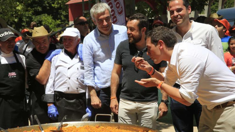 El presidente de Ciudadanos (C's) y candidato a la presidencia del Gobierno, Albert Rivera, prueba una paella gigante al término del acto central de campaña del partido naranja hoy en el madrileño Parque de Berlín. EFE/Zipi El presidente de Ciudadanos (C's) y candidato a la presidencia del Gobierno, Albert Rivera, prueba una paella gigante al término del acto central de campaña del partido naranja hoy en el madrileño Parque de Berlín. EFE/Zipi