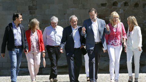 El presidente del Gobierno en funciones y candidato del PP, Mariano Rajoy, durante la visita que realizó a la Seu Vella de Lleida previa al mitin de la campaña del 26-J en la ciudad. EFE/Andreu Dalmau El presidente del Gobierno en funciones y candidato del PP, Mariano Rajoy, durante la visita que realizó a la Seu Vella de Lleida previa al mitin de la campaña del 26-J en la ciudad. EFE/Andreu Dalmau