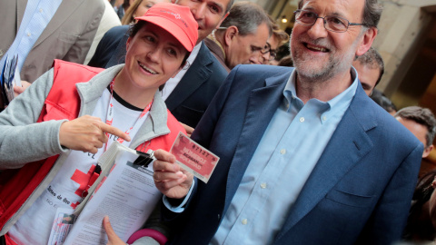El presidente del Gobierno en funciones y candidato del PP, Mariano Rajoy, con una vendedora de la lotería de la Cruz Roja, en su paseo por Pontevedra antes de un acto de la campaña del 26-J. REUTERS/Miguel Vidal El presidente del Gobierno en funciones y candidato del PP, Mariano Rajoy, con una vendedora de la lotería de la Cruz Roja, en su paseo por Pontevedra antes de un acto de la campaña del 26-J. REUTERS/Miguel Vidal