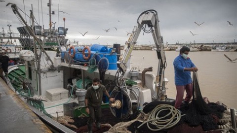 Pescadores en Sanlúcar de Barrameda, Cádiz. 31/03/2020. Archivo. Pescadores en Sanlúcar de Barrameda, Cádiz. 31/03/2020. Archivo.