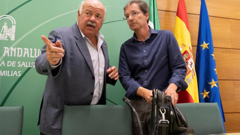 El consejero de Salud y Familias de la Junta de Andalucía, Jesús Aguirre, y el presidente de la Seimc, José Miguel Cisneros. / EFE El consejero de Salud y Familias de la Junta de Andalucía, Jesús Aguirre, y el presidente de la Seimc, José Miguel Cisneros. / EFE