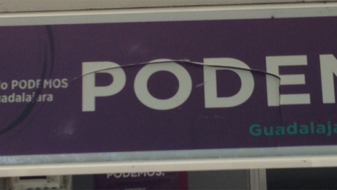 Imagen de los daños en el rótulo exterior de la sede de Podemos en Guadalajara. TWITTER Imagen de los daños en el rótulo exterior de la sede de Podemos en Guadalajara. TWITTER