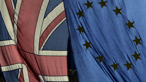 Banderas del Reino Unido junto a la bandera de la Unión Europea.- REUTERS Banderas del Reino Unido junto a la bandera de la Unión Europea.- REUTERS