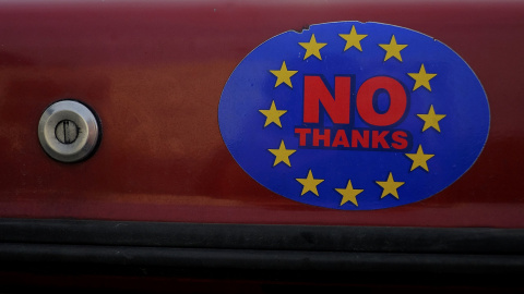 Pegatina sobre la parte trasera de un coche que reza un mensaje contra la Unión Europea.- REUTERS Pegatina sobre la parte trasera de un coche que reza un mensaje contra la Unión Europea.- REUTERS