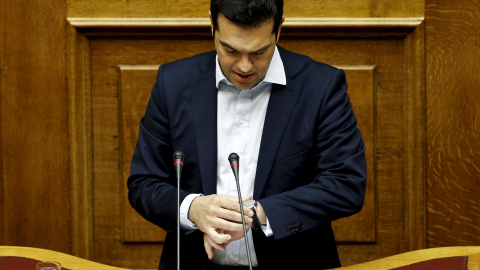 El primer ministro griego, Alexis Tsipras, consulta su reloj. REUTERS El primer ministro griego, Alexis Tsipras, consulta su reloj. REUTERS