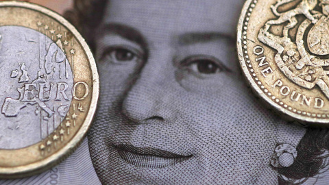 Una moneda de dos euros junto a una moneda de una libra apoyadas sobre un retrato de la reina Isabel.- REUTERS / Phil Noble Una moneda de dos euros junto a una moneda de una libra apoyadas sobre un retrato de la reina Isabel.- REUTERS / Phil Noble