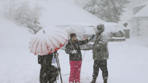 Periodistas de RTPA en el puerto de Pajares (Asturias).EFE Periodistas de RTPA en el puerto de Pajares (Asturias).EFE
