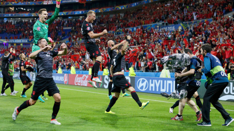 Los jugadores de Albania celebran su victoria ante Rumanía tras el partido. REUTERS/Robert Pratta Los jugadores de Albania celebran su victoria ante Rumanía tras el partido. REUTERS/Robert Pratta