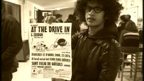 El guitarrista d'At the Drive In amb el cartell del concert amb Zeidun al Club de Tenis de Sant Feliu de Guíxols. El guitarrista d'At the Drive In amb el cartell del concert amb Zeidun al Club de Tenis de Sant Feliu de Guíxols.