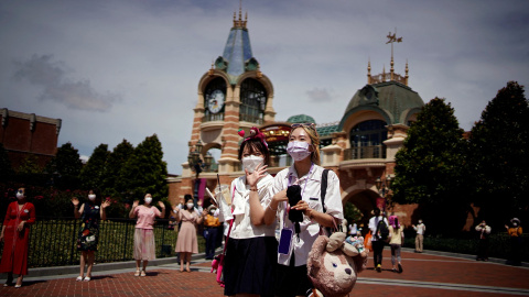 Las personas que usan máscaras faciales visitan el Shanghai Disney Resort, mientras el parque temático Shanghai Disneyland reabre después de haber estado cerrado por el brote de la enfermedad coronavirus (COVID-19), en Shanghai, China Las personas que usan máscaras faciales visitan el Shanghai Disney Resort, mientras el parque temático Shanghai Disneyland reabre después de haber estado cerrado por el brote de la enfermedad coronavirus (COVID-19), en Shanghai, China