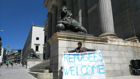 Despliegan una pancarta con el mensaje "Refugees Welcome” junto al Congreso. Por Un Mundo + Justo. Despliegan una pancarta con el mensaje "Refugees Welcome” junto al Congreso. Por Un Mundo + Justo.