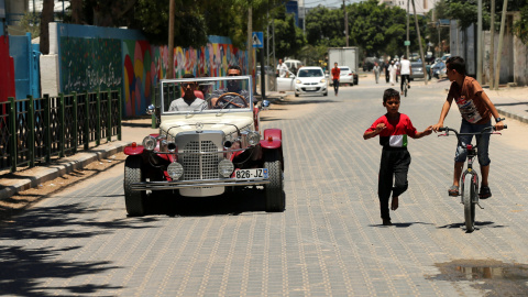 Un hombre palestino conduce una réplica del Mercedes Gazelle de 1927 por las calles de Gaza. REUTERS/Mohammed Salem