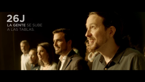 Fotograma final del vídeo electoral "La gente se sube a las tablas" de Podemos Fotograma final del vídeo electoral "La gente se sube a las tablas" de Podemos