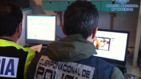 Policías inspeccionan equipos informáticos. Policías inspeccionan equipos informáticos.