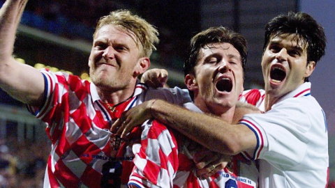 Robert Prosinecki celebra, junto a Davor Suker y Aljosa Asanovic, un gol en el Mundial 1998 contra Jamaica. /AFP Robert Prosinecki celebra, junto a Davor Suker y Aljosa Asanovic, un gol en el Mundial 1998 contra Jamaica. /AFP
