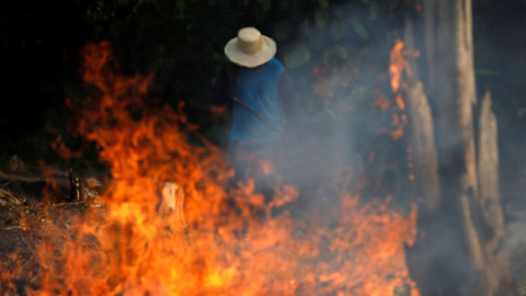 Un hombre trabaja en un tramo de la Amazonia en llamas. / Reuters Un hombre trabaja en un tramo de la Amazonia en llamas. / Reuters