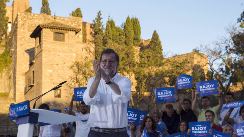 El candidato del PP, Mariano Rajoy, durante su intervención en el mitin central del partido en Málaga. JORGE ZAPATA (EFE) El candidato del PP, Mariano Rajoy, durante su intervención en el mitin central del partido en Málaga. JORGE ZAPATA (EFE)