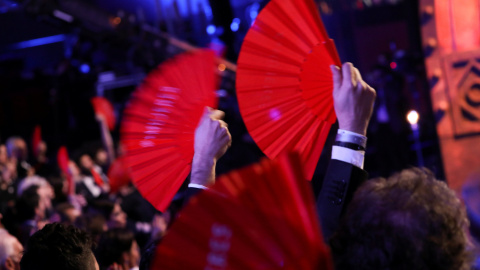 Actrices y actores agitan abanicos para reivindicar la igualdad en el cine español durante la gala de los Goya 2018./REUTERS Actrices y actores agitan abanicos para reivindicar la igualdad en el cine español durante la gala de los Goya 2018./REUTERS