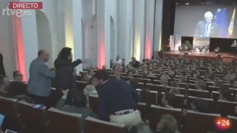 Un hombre interrumpe el discurso de Borrell en Bruselas al grito de "la Constitución es una puta farsa". / CAPTURA DE RTVE Un hombre interrumpe el discurso de Borrell en Bruselas al grito de "la Constitución es una puta farsa". / CAPTURA DE RTVE