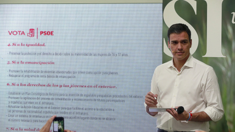 El secretario general del PSOE, Pedro Sánchez, durante el acto electoral con las Juventudes Socialistas, en el Centro Cultural Tomás y Valiente, en la localidad madrileña de Fuenlabrada. EFE/Zipi El secretario general del PSOE, Pedro Sánchez, durante el acto electoral con las Juventudes Socialistas, en el Centro Cultural Tomás y Valiente, en la localidad madrileña de Fuenlabrada. EFE/Zipi