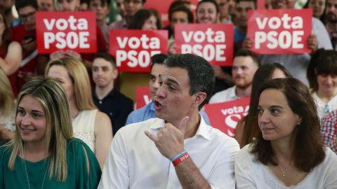 El secretario general del PSOE, Pedro Sánchez, durante el acto electoral con las Juventudes Socialistas, en el Centro Cultural Tomás y Valiente, en la localidad madrileña de Fuenlabrada. EFE/Zipi El secretario general del PSOE, Pedro Sánchez, durante el acto electoral con las Juventudes Socialistas, en el Centro Cultural Tomás y Valiente, en la localidad madrileña de Fuenlabrada. EFE/Zipi